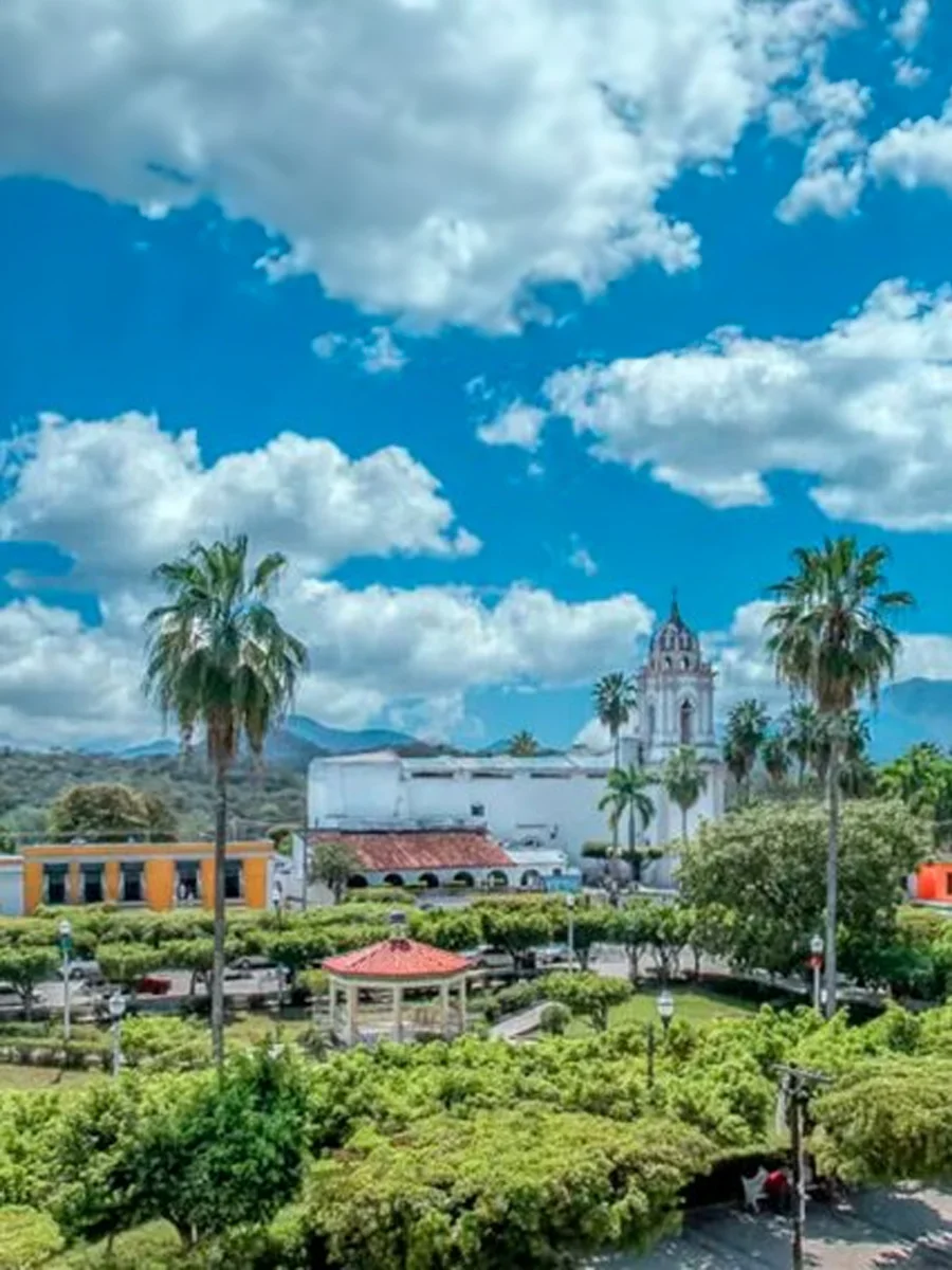 Una plazuela con un kiosko, arboles y palmeras en la plaza central de San Ignacio, Sinaloa